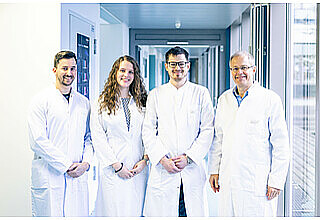 Prof. Dr. med. Thomas Tüting (rechts) gemeinsam mit seinem Forschungsteam (v.l.) Dr. Anthony Buzzai, Susan Gellert und Bastian Kruse. Fotograf: Christian Morawe/UMMD