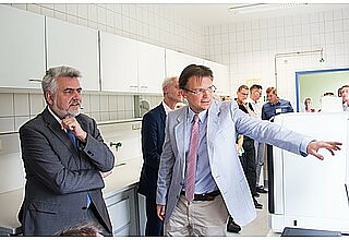 Sachsen-Anhalts Wissenschaftsminister Prof. Dr. Armin Willingmann (l.) und Prof. Dr. Dr. Johannes Haybäck, Direktor des Uni-Instituts für Pathologie