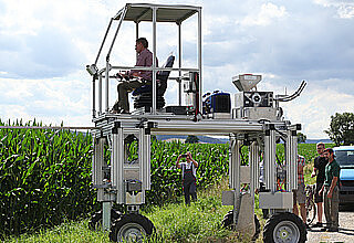 Stelzenschlepper bei der Einfahrt ins Maisfeld, Foto: Biocare GmbH
