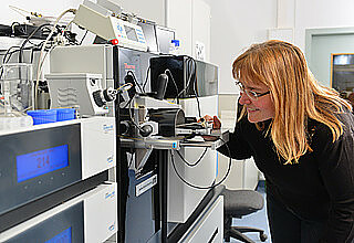 Prof. Dr. Andrea Sinz an einem Massenspektrometer, Foto: Michael Deutsch / Uni Halle