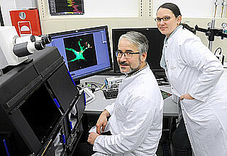 Prof. Dr. Anne Dudeck und Jan Dudeck vor dem Multiphotonen-Intravitalmikroskop. Diese Technologie war für die beschriebene Entdeckung entscheidend, Foto: Melitta Dybiona, OVGU Magdeburg