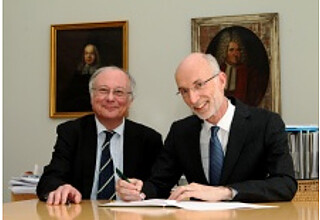 Rektor Udo Sträter und Stuart Parkin bei der Vertragsunterzeichnung. Foto: Uni Halle/Maike Glöckner 