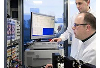 Dr. Matthias Haupt vom Photonic Communications Lab der Hochschule Harz testet das neue von der DFG finanzierte Großgerät.