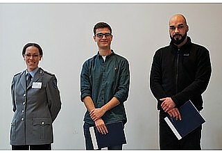 Gewinner in der Kategorie "Poster" v.l.n.r.: Christin Schilz (3. Preis), Janosch Rother (2. Preis), Alexander Ezzeldin (1. Preis) (Foto: H. und B. Hartmann)