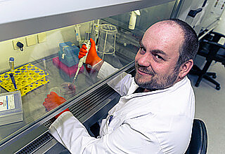 Prof. Christoph Garbers beim Experimentieren mit Zellkulturen. Foto: Christian Morawe / Unimedizin Magdeburg
