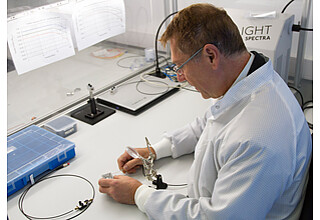 Prof. Dr. Ulrich Fischer-Hirchert vom Fachbereich Automatisierung und Informatik der Hochschule Harz entwickelte das Miniatur-Spektrometer.