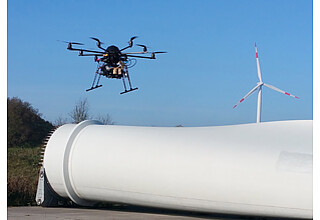 Projektpartner präsentieren Flugroboter zur Außeninspektion von Windenergieanlagen