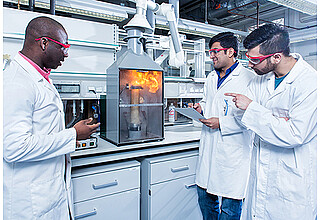 Doktorand Emmanuel Kwasi Addai und die Masterstudenten Haider Ali und Muddasar Safdar (v. l. n. r.) untersuchen in den Laboren der Fakultät für Verfahrens- und Systemtechnik der Universität Magdeburg die Explosionseigenschaften von Staub.