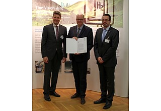 Minister Jörg Felgner (Mitte) übergab die Finanzierungszusage an Prof. Ralf B. Wehrspohn, Leiter des Fraunhofer IMWS (links), und Gerd Unkelbach, Leiter des Fraunhofer CBP. © Fraunhofer IMWS
