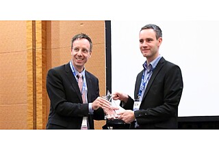 Volker Naumann (rechts) erhielt die Auszeichnung aus den Händen von Thomas Reindl, stellvertretender Leiter des Solar Energy Research Institute of Singapore. © PVSEC-26