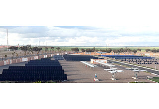 Der 2015 in Betrieb genommene »Green Energy Park« in Ben Guerir/Marokko ist die größte Photovoltaik-Testplattform Afrikas. © Fraunhofer-Center für Silizium-Photovoltaik CSP