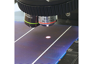 Solarzelle unter einem µ-Raman-Spektrometer. © FH Südwestfalen/Bernd Ahrens