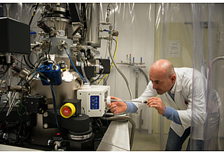 Nedal Said bei seiner Arbeit im Mikroskopie-Zentrum ProVIS
Foto: UFZ / Sebastian Wiedling 