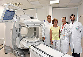 Das neue SPECT-CT: Dr. Oliver Großer, die beiden MTRA¿s Ines Gottschalk,  Corinna Herkula und Prof. Dr. Michael Kreißl