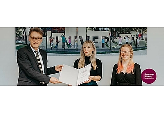 Prof. Strackeljan, Dr. Fachet und Studentin Jessica Biethahn bei der Übergabe des Lehrpreises 2021 (c) Jana Dünnhaupt Uni Magdeburg