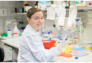 Dr. rer. nat. Juliane Lokau bei ihrer Arbeit im Labor. Fotografin: Melitta Schubert/UMMD
