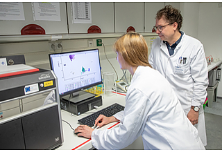 Die naturwissenschaftliche Doktorandin Anna Krone und Juniorprofessor Dr. med. Sascha Kahlfuß diskutieren ein Experiment zur Einzelzell-Transkriptom-Untersuchung. Fotografin: Melitta Schubert_Universitätsmedizin Magdeburg