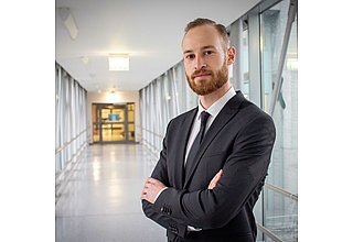 Dr. med. Stefan Scheller erhält für seine Doktorarbeit zur HIV-Heilung den diesjährigen Preis als „bester Doktorand der Medizinischen Fakultät Magdeburg“. Fotograf: J.Riedel