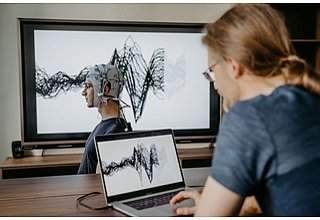 Messung der Gehirnaktivität mit einem Elektro-Enzephalogramm (EEG)
