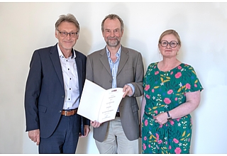 Urkundenübergabe an Dr. Michael Kreutz (Mitte) durch Rektor Prof. Dr.-Ing. Jens Strackeljan (l.) und Prof. Dr. Daniela Dieterich (r.), Dekanin der Medizinischen Fakultät Magdeburg. Fotografin Melitta Schubert