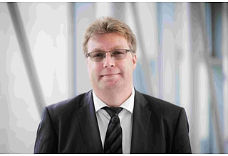 Prof. Dr. Stephan Fricke hat zum 1. Oktober 2025 die Professur für Klinische Immunologie und Zelltherapeutika an der Medizinischen Fakultät der Otto-von-Guericke-Universität Magdeburg angetreten. Fotograf: Ramon Kubatzki