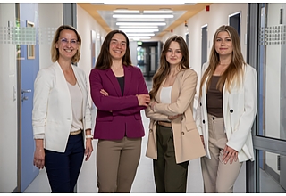 Das KSMED-Projektteam aus dem Referat für Forschung und Drittmittelverwaltung der Medizinischen Fakultät Magdeburg: (v.l.) Projektleiterin Janett Rothhardt, wissenschaftliche Mitarbeiterin Dr. Nancy Müller, Nachwuchskoordinatorin Janine Ziemann und Projektmanagerin Sarah Riecker. Fotografin: Melitta Schubert/UMMD