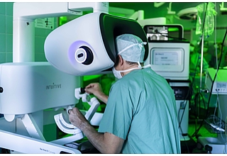 Klinikdirektor Prof. Roland Croner operiert mit dem neuesten Da Vinci-5-Operationssystem an der Universitätsmedizin Magdeburg