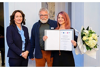 Verleihung des 10. Herbert-Lewin-Preises 2025: Gratulation an Medizinhistorikerin Dr. med. Dr. phil. Lea Münch (r.) von der Universität Magdeburg durch Dr. Romy Ermler (l.), Präsidentin der Bundeszahnärztekammer und Jurymitglied Prof. Dr. Volker Hess (Mitte), Leitung des Instituts für Geschichte der Medizin und Ethik in der Medizin an der Charité – Universitätsmedizin Berlin. Fotograf: BZÄK/axentis.de
