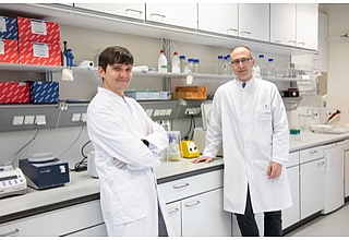 Laborleiter Dr. Martin Böttcher (links) und Prof. Dr. Dimitrios Mougiakakos, Direktor der Universitätsklinik für Hämatologie, Onkologie, Zelltherapie Magdeburg. Fotografin Melitta Schubert