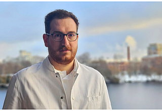 Für seine Forschungsarbeit zur gezielten Behandlung von Magenkrebs erhält Dr. med. Thilo Stolze den Walter-Krienitz-Doktoranden-Preis, vergeben durch die Medizinische Fakultät Magdeburg. Fotograf: privat