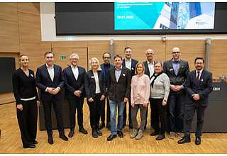 Die Unimedizin in Magdeburg ist mit vielen Akteurinnen und Akteuren in zahlreichen NUM-Projekten vertreten. Rund 100 Teilnehmende aus Klinik, Forschung und Politik diskutierten bei der Veranstaltung „NUM@UMMD“ an der Universitätsmedizin Magdeburg über das Potenzial vernetzter medizinischer Daten – darunter Wissenschaftsstaatssekretär Thomas Wünsch (2.v.l.), Prof. Dr. med. Achim Kaasch (6.v.l.), NUM-Standortleiter Magdeburg, Ralf Heyder (6.v.r.) von Koordinationsstelle NUM der Charité Universitätsmedizin Berlin sowie Prof. Dr. med. Hans-Jochen Heinze, Ärztlicher Direktor des Universitätsklinikums Magdeburg A.ö.R.