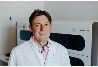 Prof. Dr. med. Achim Kaasch, Direktor des Instituts für Medizinische Mikrobiologie und Krankenhaushygiene_Foto: Jana Dünnhaupt/OVGU
