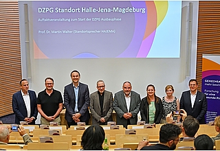 Feierlicher Auftakt des mitteldeutschen Standorts Halle–Jena–Magdeburg des Deutschen Zentrums für Psychische Gesundheit (DZPG) in Jena: Vertreterinnen und Vertreter aus Wissenschaft, Politik und den beteiligten Institutionen kamen zur Eröffnung zusammen. Für die Universitätsmedizin Magdeburg richtete Prof. Dr. Florian Junne (1.v.r.), Direktor der Universitätsklinik für Psychosomatische Medizin und Psychotherapie Magdeburg, ein Grußwort an die Gäste. Fotograf: Michel Szabó/UKJ