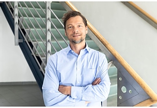 Prof. Dr. Tino Zähle erforscht neue Ansätze der nicht-invasiven Hirnstimulation, um Symptome wie Fatigue, Konzentrationsstörungen und weitere Folgen neurologischer Erkrankungen gezielt zu behandeln. Fotografin: Sarah Kossmann/Universitätsmedizin Magdeburg