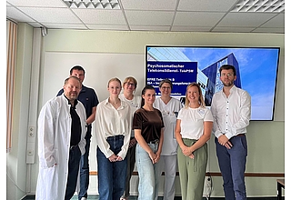 Die beteiligten Teams der Universitätsmedizin Magdeburg und des Städtischen Klinikums Dessau bereiten gemeinsam die Einführung des Psychosomatischen Telekonsils in Dessau vor.  Vordere Reihe, von links: Priv.-Doz. Dr. med. et Dr. med. univ. Georg Fürnau (Chefarzt der Klinik Innere Medizin II Dessau), Helena Haverkate und Stephanie Czachurski (Wissenschaftliche Mitarbeiterinnen, Universitätsklinik für Psychosomatische Medizin und Psychotherapie Magdeburg), Christiane Wittwer (Abteilung Psychologie Dessau) und Dr. med. Marius Binneböse (Leitender Oberarzt & Stellvertretender Klinikdirektor Universitätsklinik für Psychosomatische Medizin und Psychotherapie Magdeburg). Hintere Reihe, von links: Christian Fichtner (Abteilungsleiter IT Dessau), Dipl.-Psych. Sabrina Gurdschinski (Abteilung Psychologie Dessau), Dr. med. Judith Pannier (Leitende Oberärztin der Klinik für Innere Medizin I Dessau)