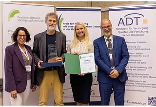 Auszeichnung der deutschlandweiten VersKiK-Studie auf dem Deutschen Kongress für Versorgungsforschung  v.l.n.r.: Prof. Dr. Sylke Zeißig (Julius-Maximilians-Universität Würzburg), ADT; Studienleiter apl. Prof. Dr. Enno Swart (Institut für Sozialmedizin und Gesundheitssystemforschung der Medizinischen Fakultät der OVGU Magdeburg); wissenschaftliche Projektkoordinatorin Dr. Ekaterina Aleshchenko (Institut für Sozialmedizin und Gesundheitssystemforschung der Medizinischen Fakultät der OVGU Magdeburg); Prof. Dr. Wolfgang Hoffmann (Universitätsmedizin Greifswald), DNVF.Bildnachweis: @KUKM/Foto: Jan Kulke