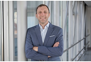 Der Biologe Dr. Dr. Philipp Arnold hat die W2-Professur für Allgemeine Anatomie am Institut für Anatomie und Zellbiologie der Medizinischen Fakultät der Otto-von-Guericke-Universität Magdeburg übernommen. Er erforscht, wie Proteine miteinander und zwischen Zellen interagieren und welche Rolle diese Prozesse bei Erkrankungen spielen. Fotografin: Melitta Schubert/Universitätsmedizin Magdeburg