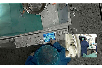 Zwei Kameras filmen zeitgleich eine laufende Intervention in der Neuroradiologischen Abteilung des Uniklinikums Magdeburg.