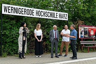 Teilnehmende des ersten RainGIS-Austauschtreffens am Schmalspurbahnhof der Hochschule Harz.