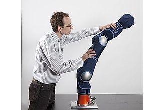 Taktile Haut an Leichtbauroboter (Foto: Bernd Liebl / Fraunhofer IFF)