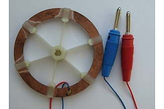 Bild 1: Mit einer Speichenstruktur als Wegvergrößerungssystem umspritzter Piezoaktor